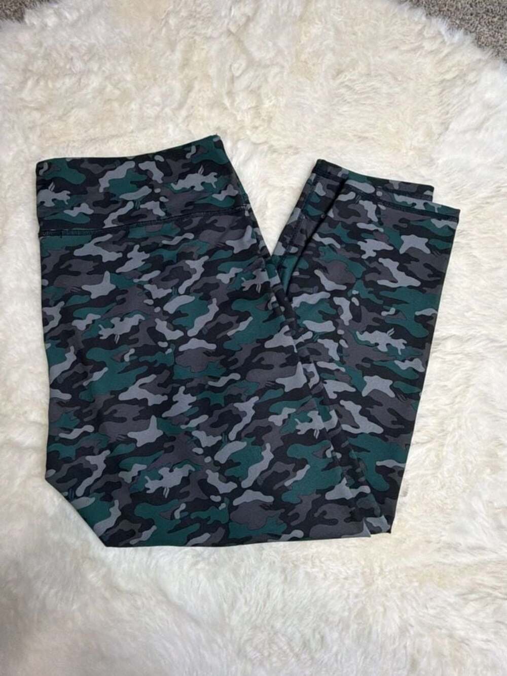 Fabletics Powerhold Define Mid-Rise Capri Leggings in Teal Camo Size XL